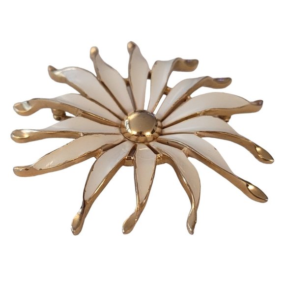 Trifari Crown Over T Gold Tone White Enamel Flower Petal Brooch Pin, Signed E460 - Picture 2 of 9